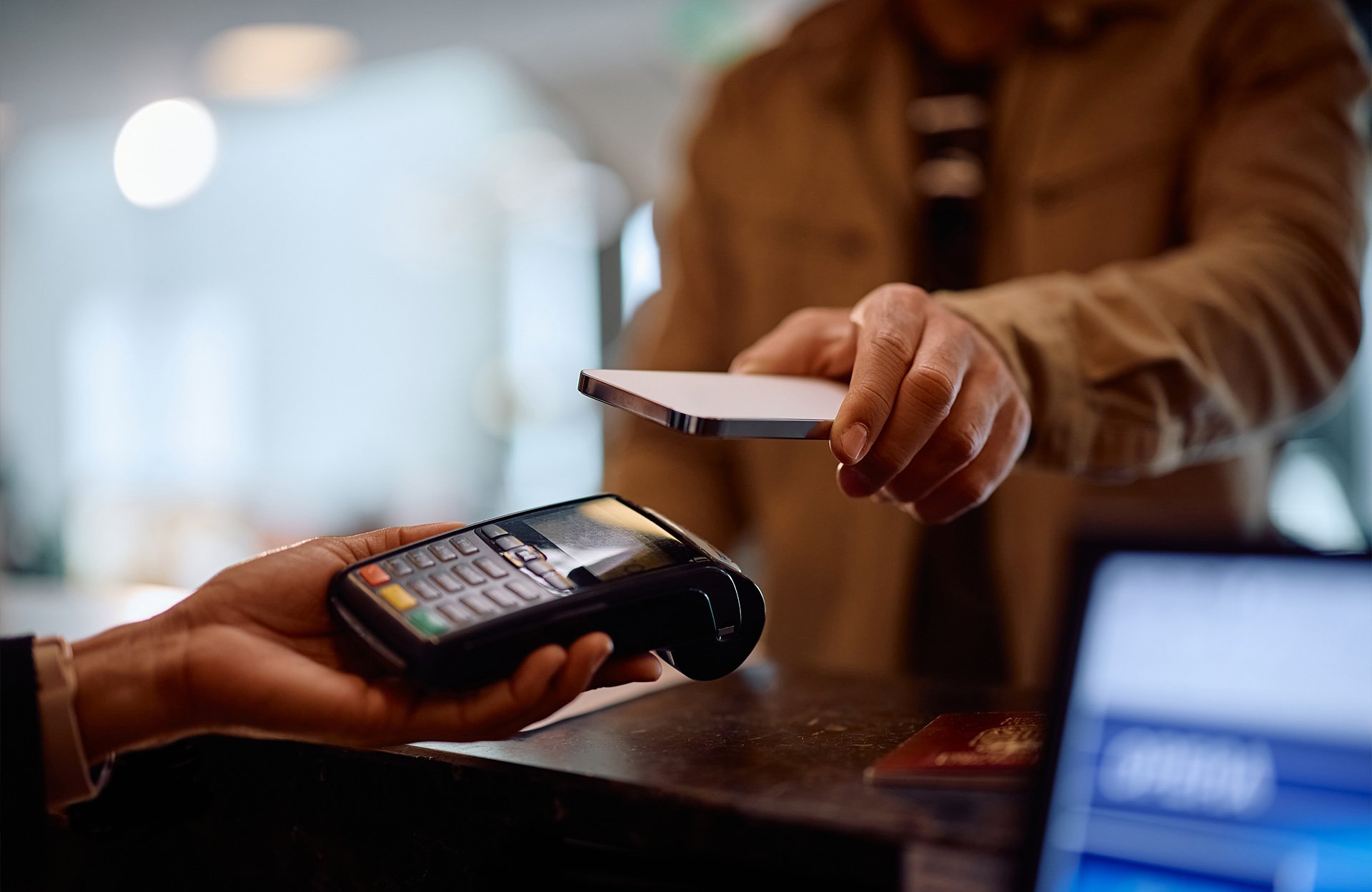 Kontaktløs betaling med en smartphone ved en salgsterminal.