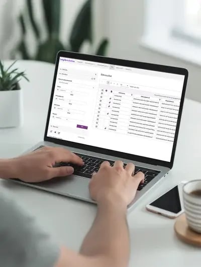 En person använder en bärbar dator med ett gränssnitt för 