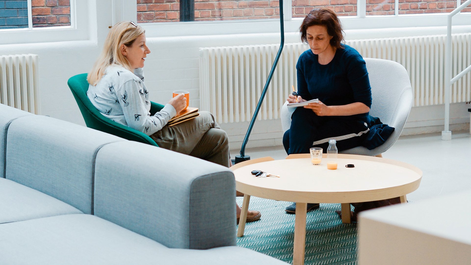 two-people-talking-in-sofa