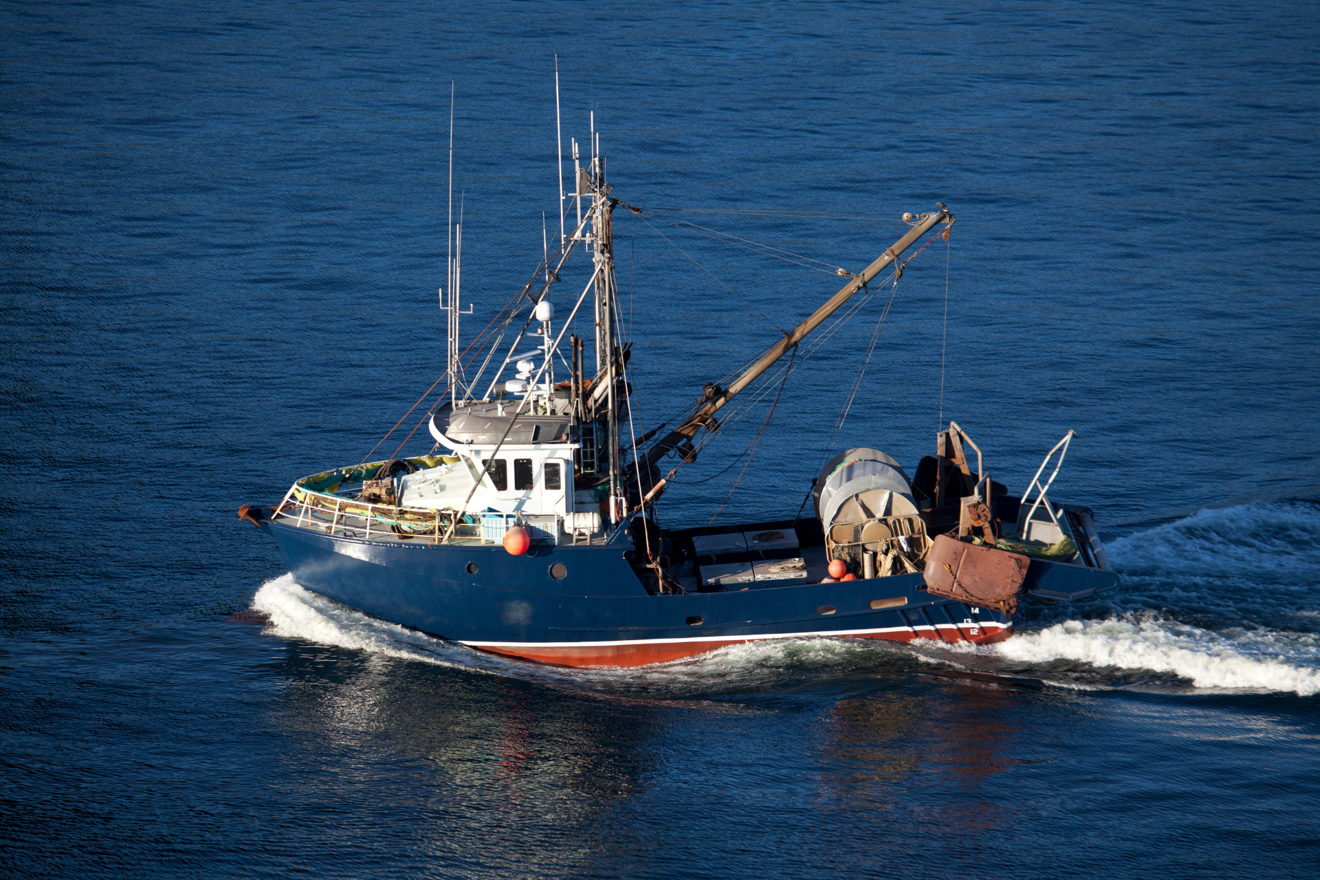 Et skib sejler på havet, som symbol på TAS-projektet med Fiskeristyrelsen