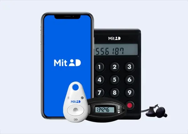 En smartphone med Mit ID-logoet, et numerisk tastatur, to autentificeringsværktøjer og høretelefoner på en lys baggrund.