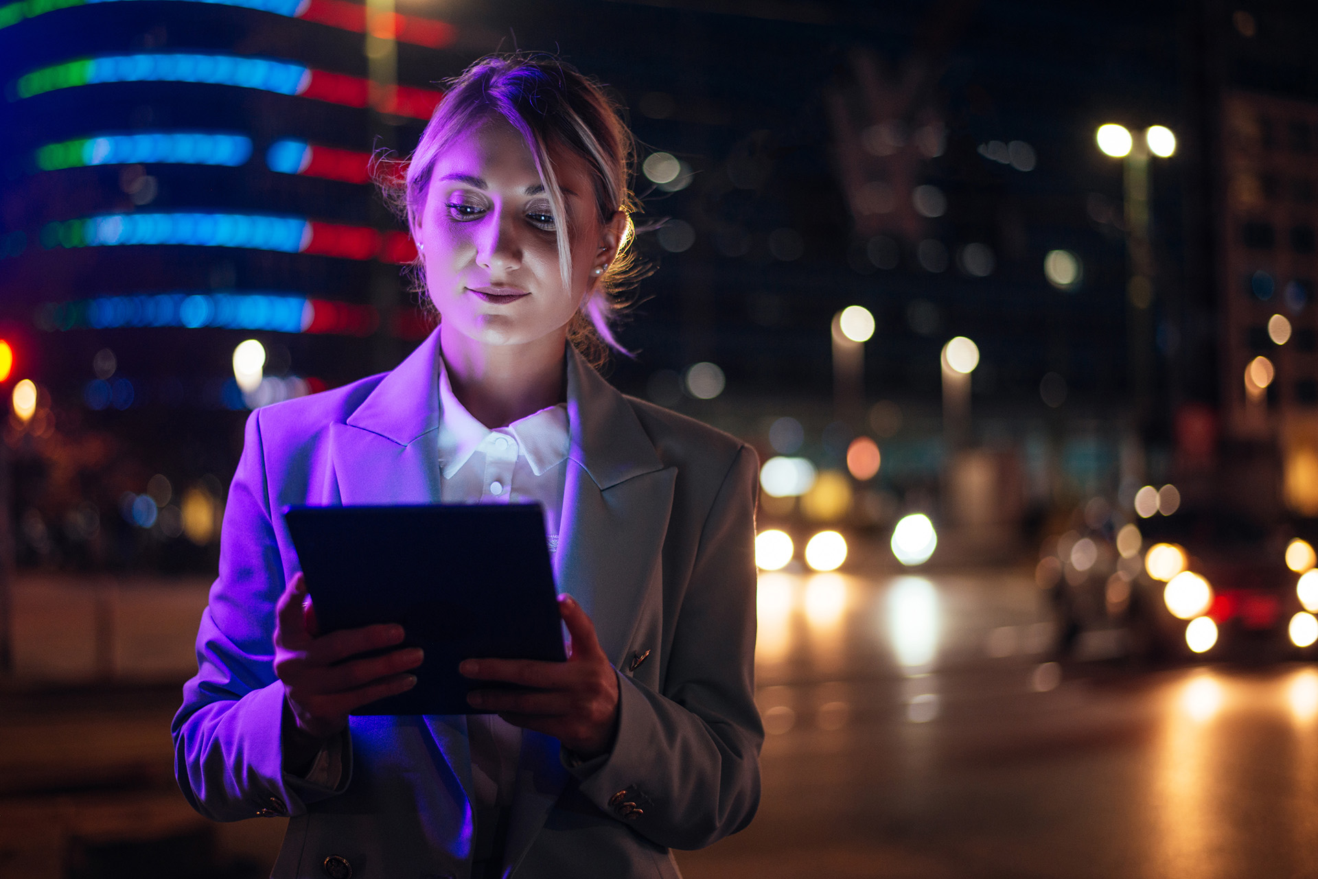 beautiful-business-woman-working-outdoor-modern-cityx9